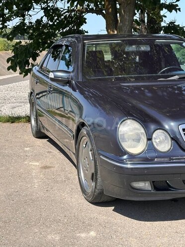 Mercedes E 280 1999, 300,000 km - 2.8 l - Quba