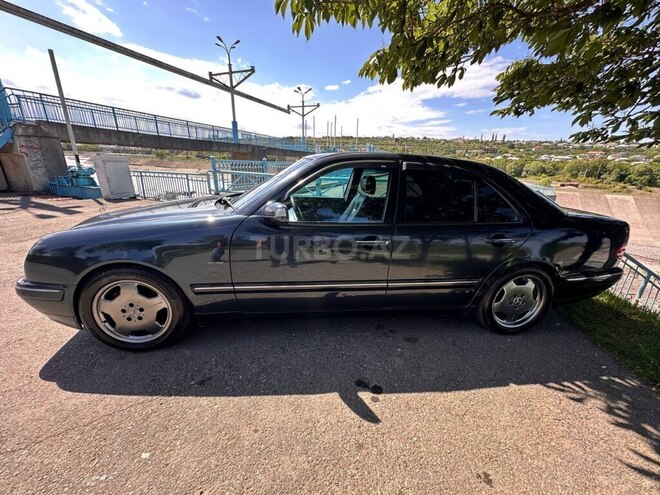 Mercedes E 280 1999, 300,000 km - 2.8 l - Quba