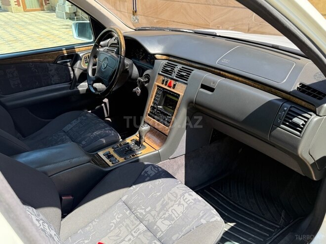 Mercedes E 240 1999, 295,542 km - 2.4 l - Gəncə