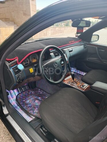Mercedes E 240 2001, 122,312 km - 2.4 l - Qusar