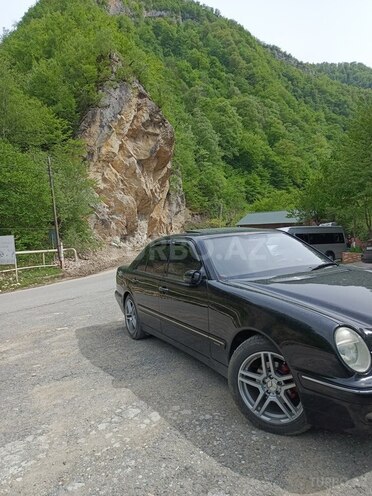 Mercedes E 240 2001, 122,312 km - 2.4 l - Qusar
