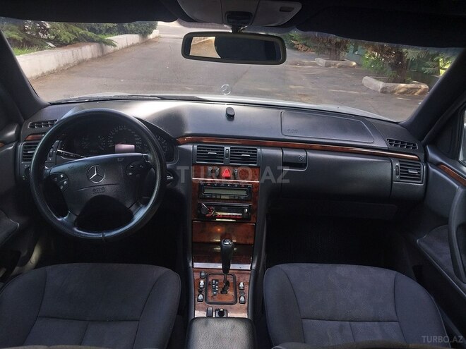 Mercedes E 200 1999, 321,000 km - 2.0 l - Qazax