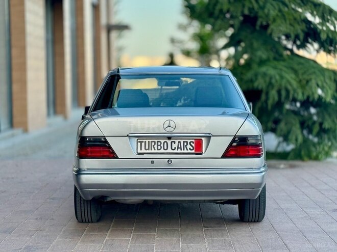 Mercedes E 220-12