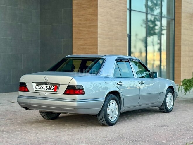 Mercedes E 220-11
