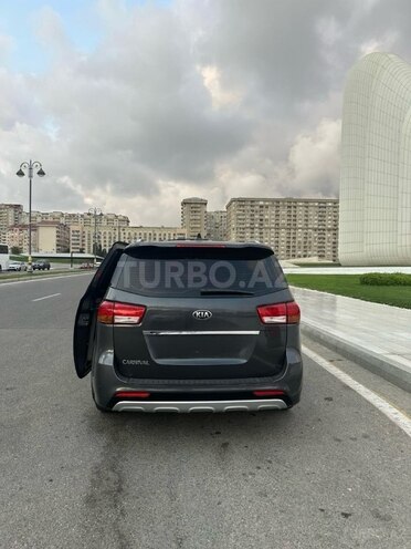 Kia Carnival-2