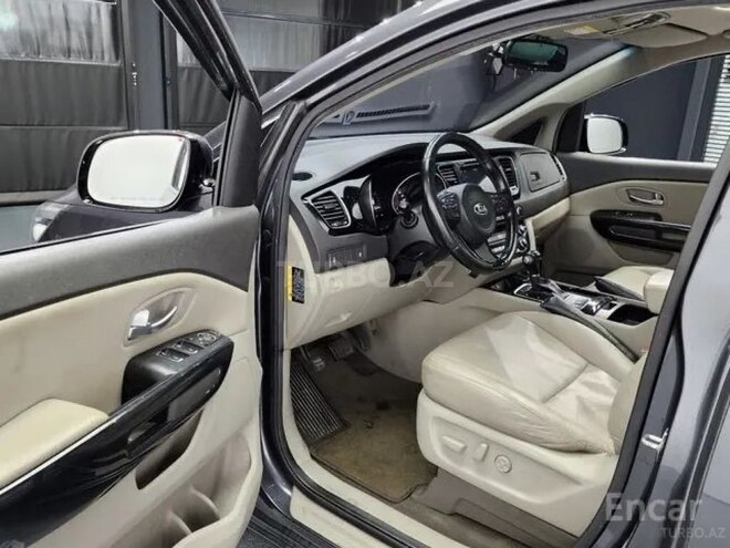 Kia Carnival-16