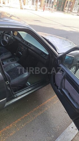 Mercedes E 200 1990, 125,300 km - 2.0 l - Qazax