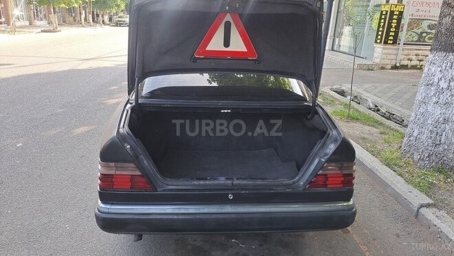 Mercedes E 200 1990, 125,300 km - 2.0 l - Qazax