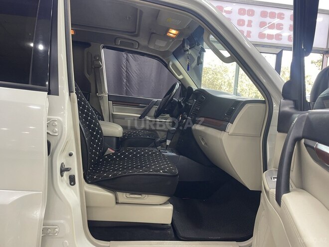 Mitsubishi Pajero-4