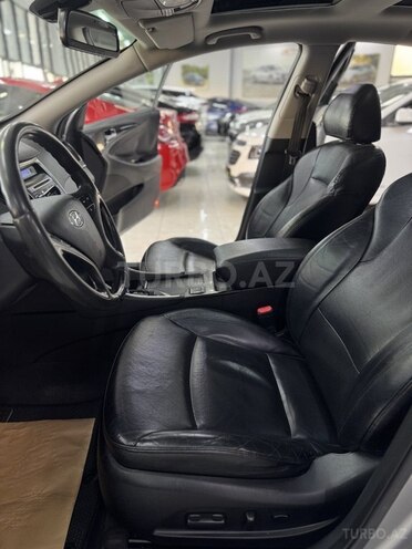 Hyundai Sonata-12