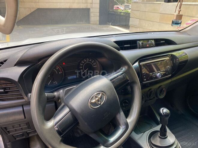 Toyota Hilux 2017, 220,000 km - 2.4 л - Bakı