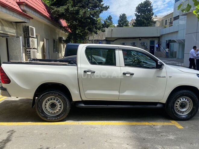 Toyota Hilux 2017, 220,000 km - 2.4 л - Bakı