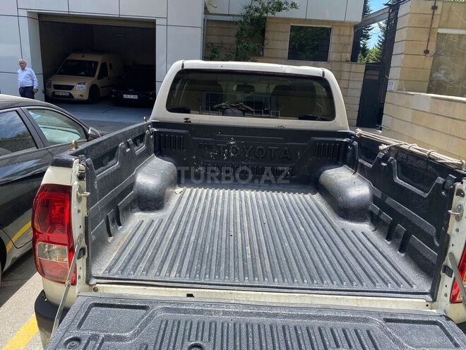 Toyota Hilux 2017, 220,000 km - 2.4 л - Bakı