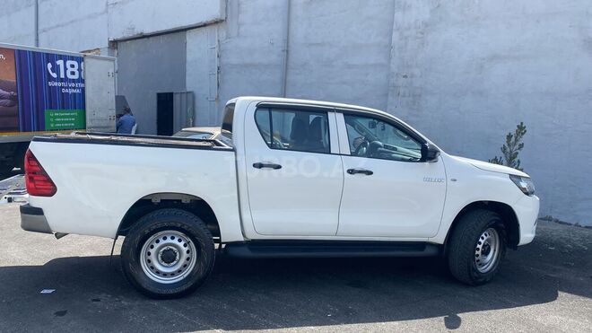 Toyota Hilux 2017, 220,000 km - 2.4 л - Bakı