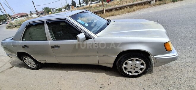 Mercedes E 220 1993, 266,000 km - 2.2 l - Bakı