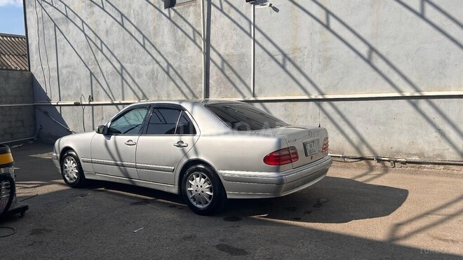 Mercedes E 240 2001, 287,000 km - 2.6 l - Yevlax