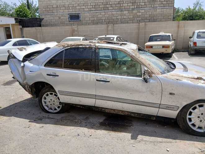 Mercedes E 240 1999, 300,000 km - 2.4 l - Ağcabədi