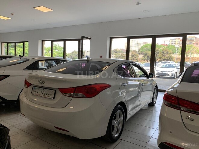 Hyundai Elantra-4