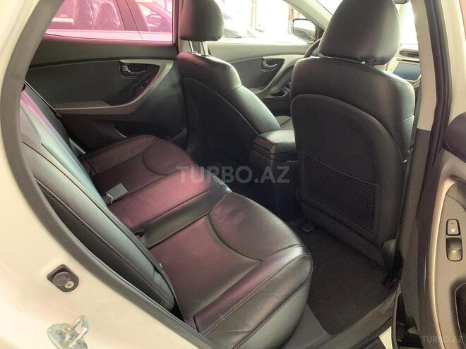 Hyundai Elantra-13