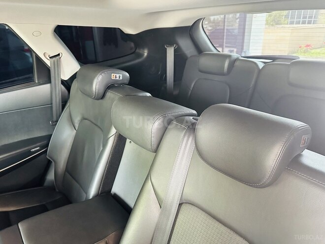 Hyundai Grand Santa Fe-12