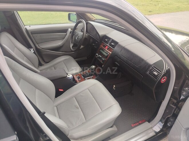 Mercedes C 200 1999, 200,000 km - 2.0 л - Qax
