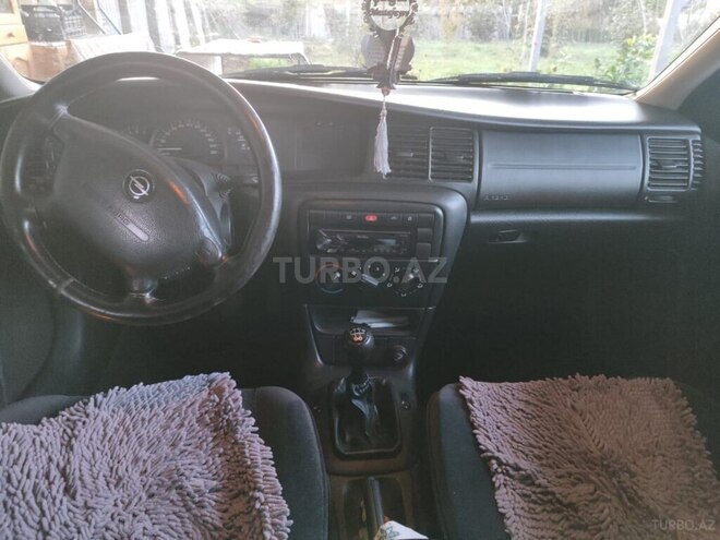 Opel Vectra 1999, 241,000 km - 1.6 l - Qax