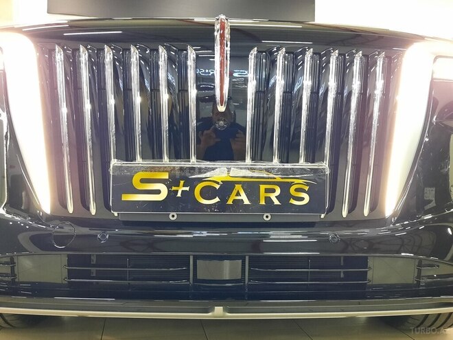 Hongqi E-HS9-5