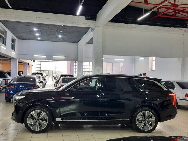 Hongqi E-HS9-12