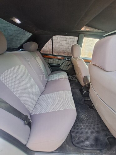 Mercedes E 220 1995, 300,000 km - 2.2 l - Bakı