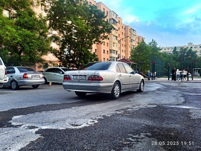 Mercedes E 240 2000, 383,500 km - 2.4 l - Bakı