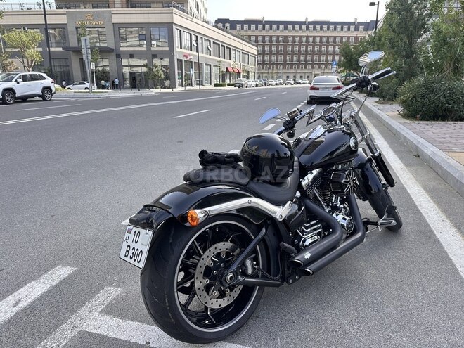 Harley-Davidson Softail Breakout-2