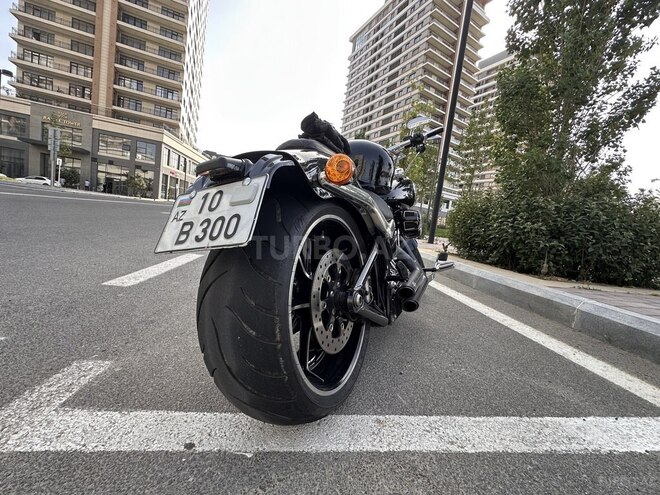 Harley-Davidson Softail Breakout-4