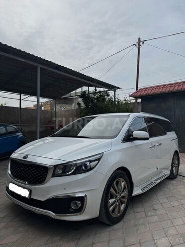 Kia Carnival-1