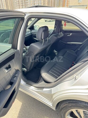 Mercedes E 220-11
