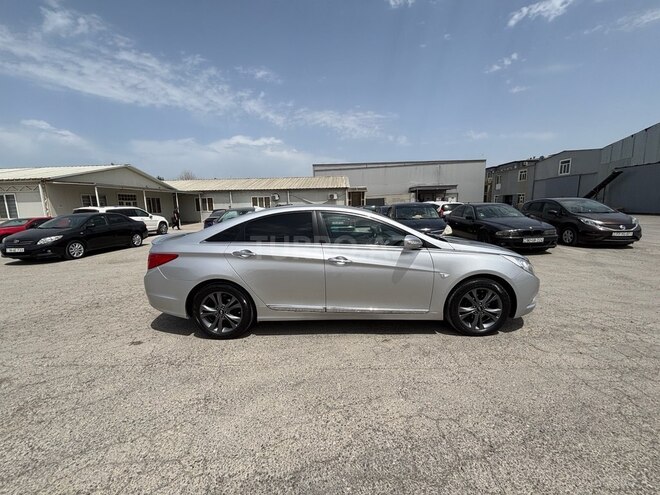 Hyundai Sonata-12