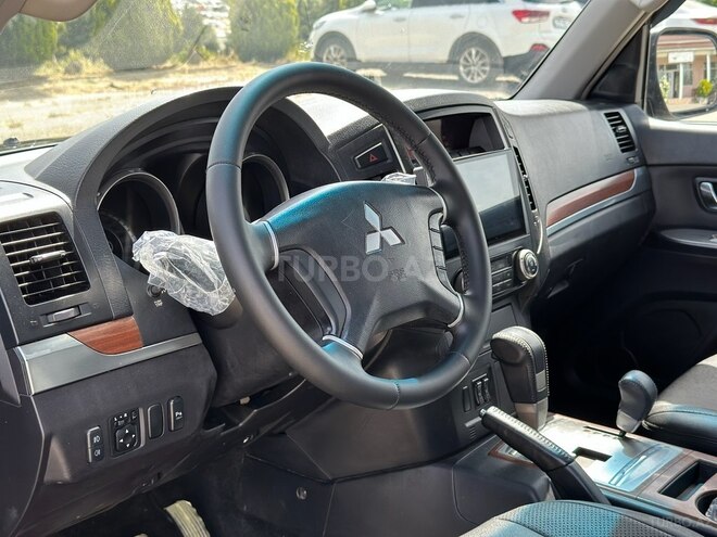 Mitsubishi Pajero-13