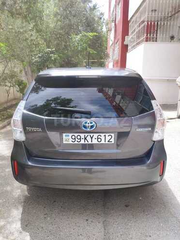 Toyota Prius V-2