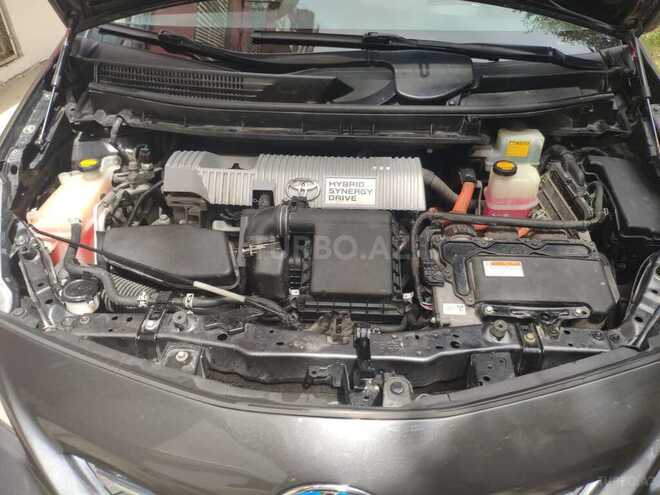 Toyota Prius V-7