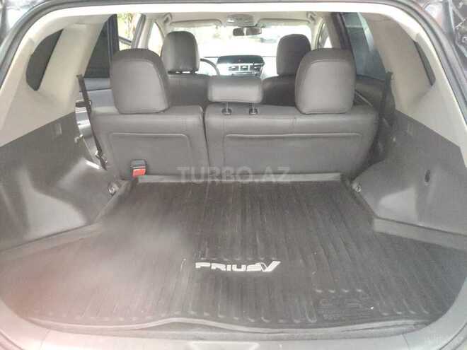 Toyota Prius V-8