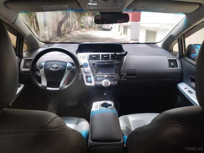 Toyota Prius V-9