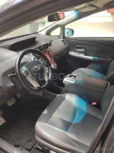 Toyota Prius V-10