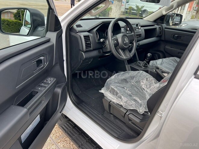 Mitsubishi L200-10