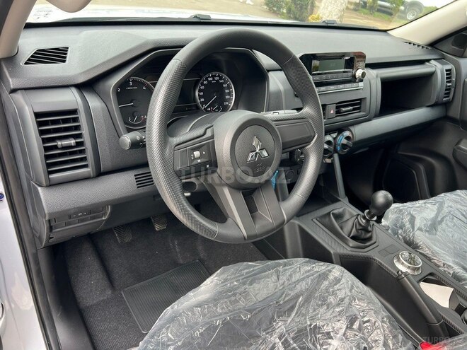 Mitsubishi L200-11