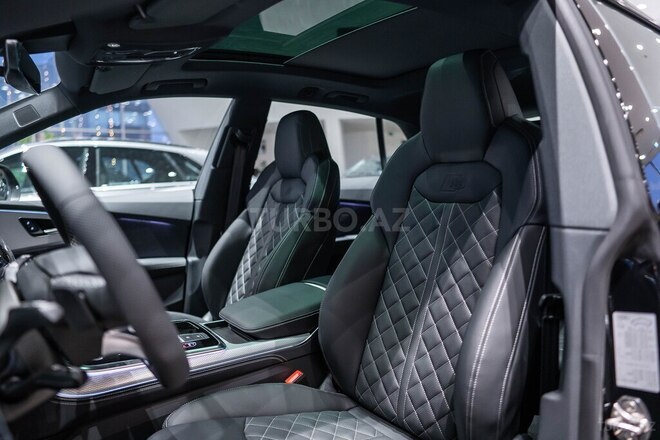 Audi Q8-11
