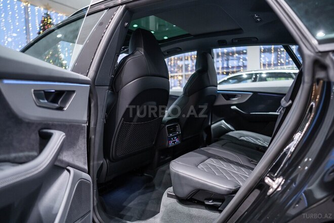 Audi Q8-12