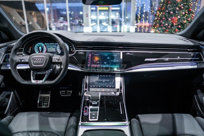 Audi Q8-13