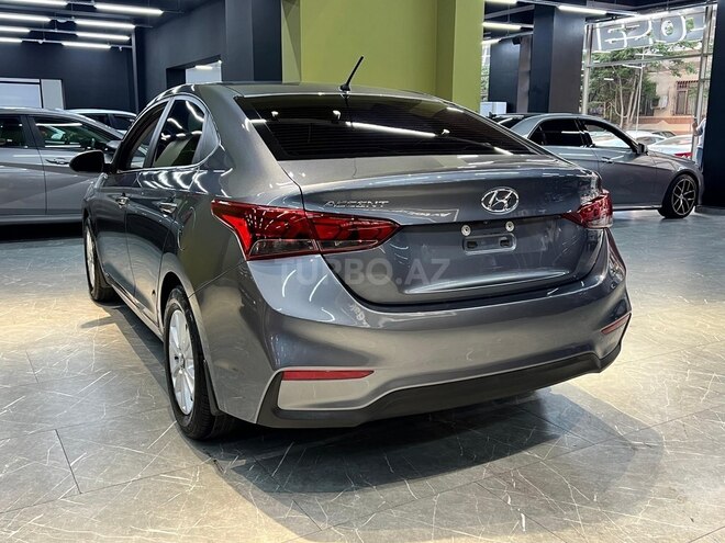 Hyundai Accent-11