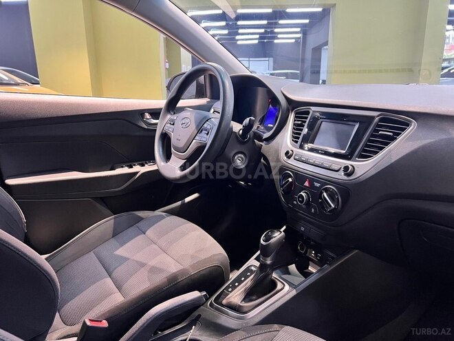 Hyundai Accent-12