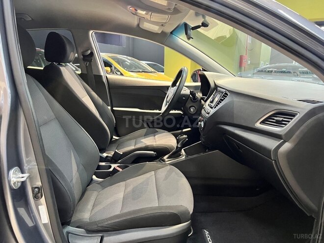 Hyundai Accent-14
