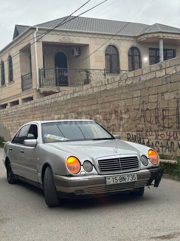 Mercedes E 220 1995, 418,000 km - 2.2 l - Bakı